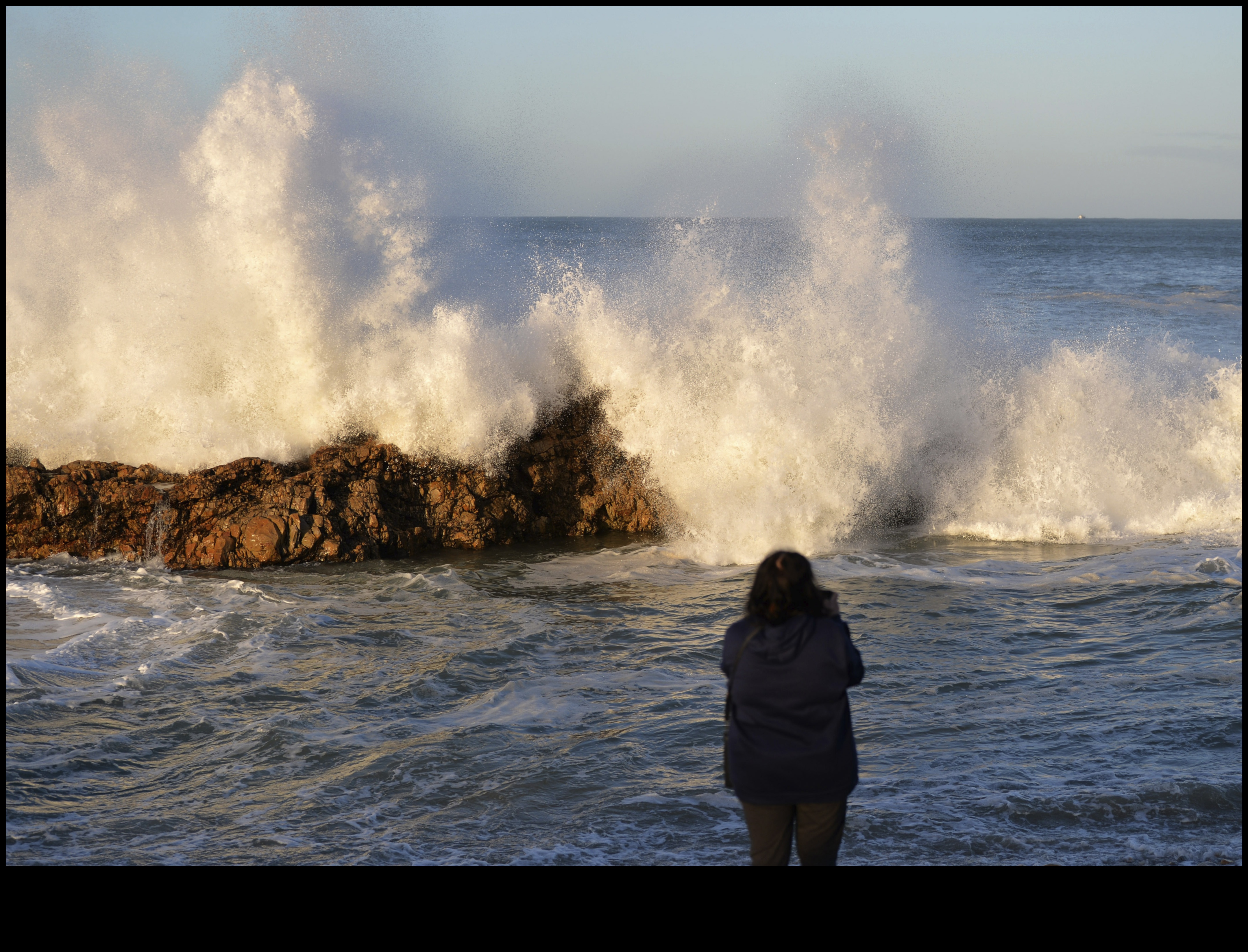 Ritmul valurilor: vederi de coastă și țărm dezvăluite