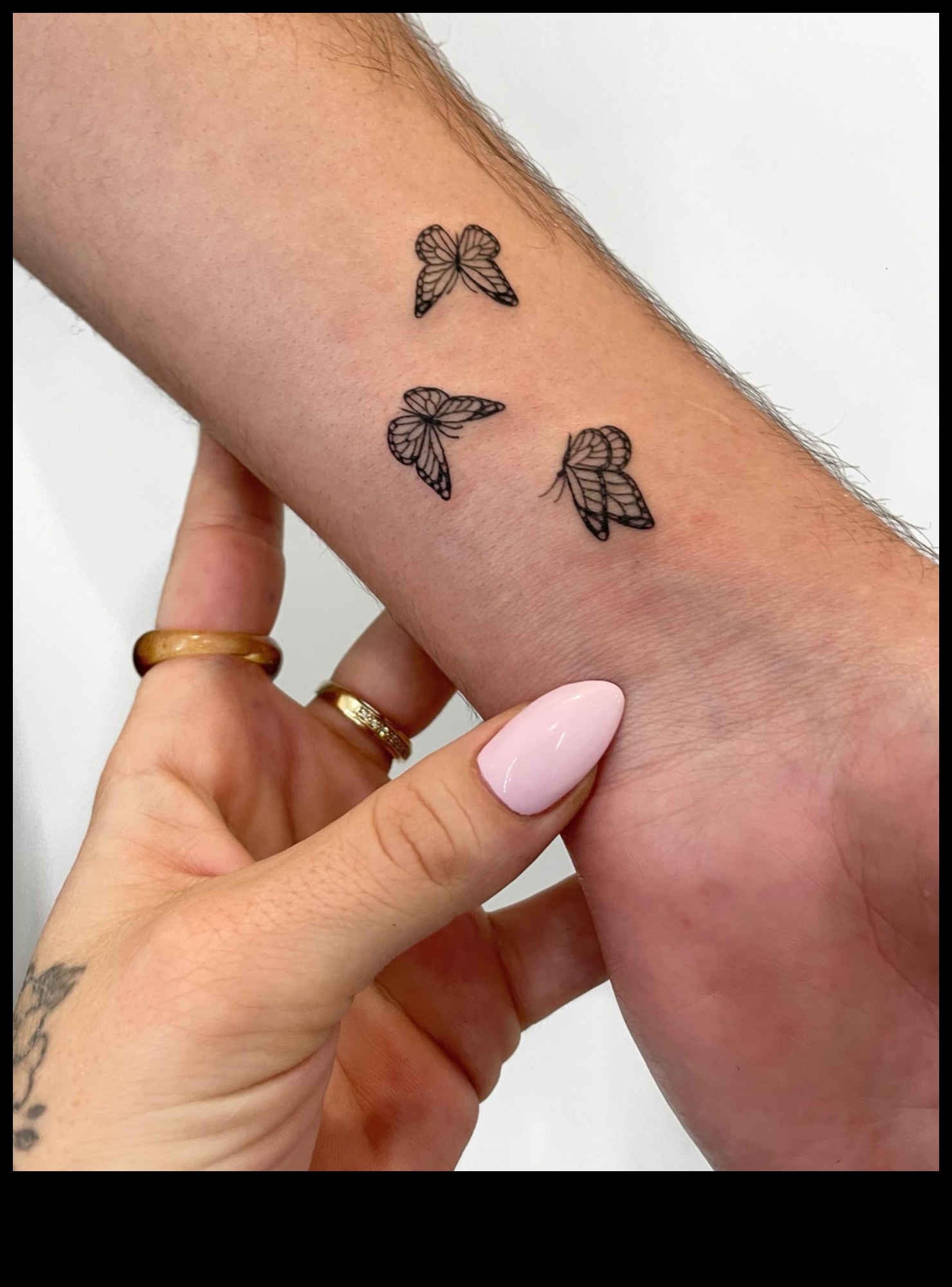 Ink Elegance: inspirații șic și simple pentru tatuaje la încheietura mâinii