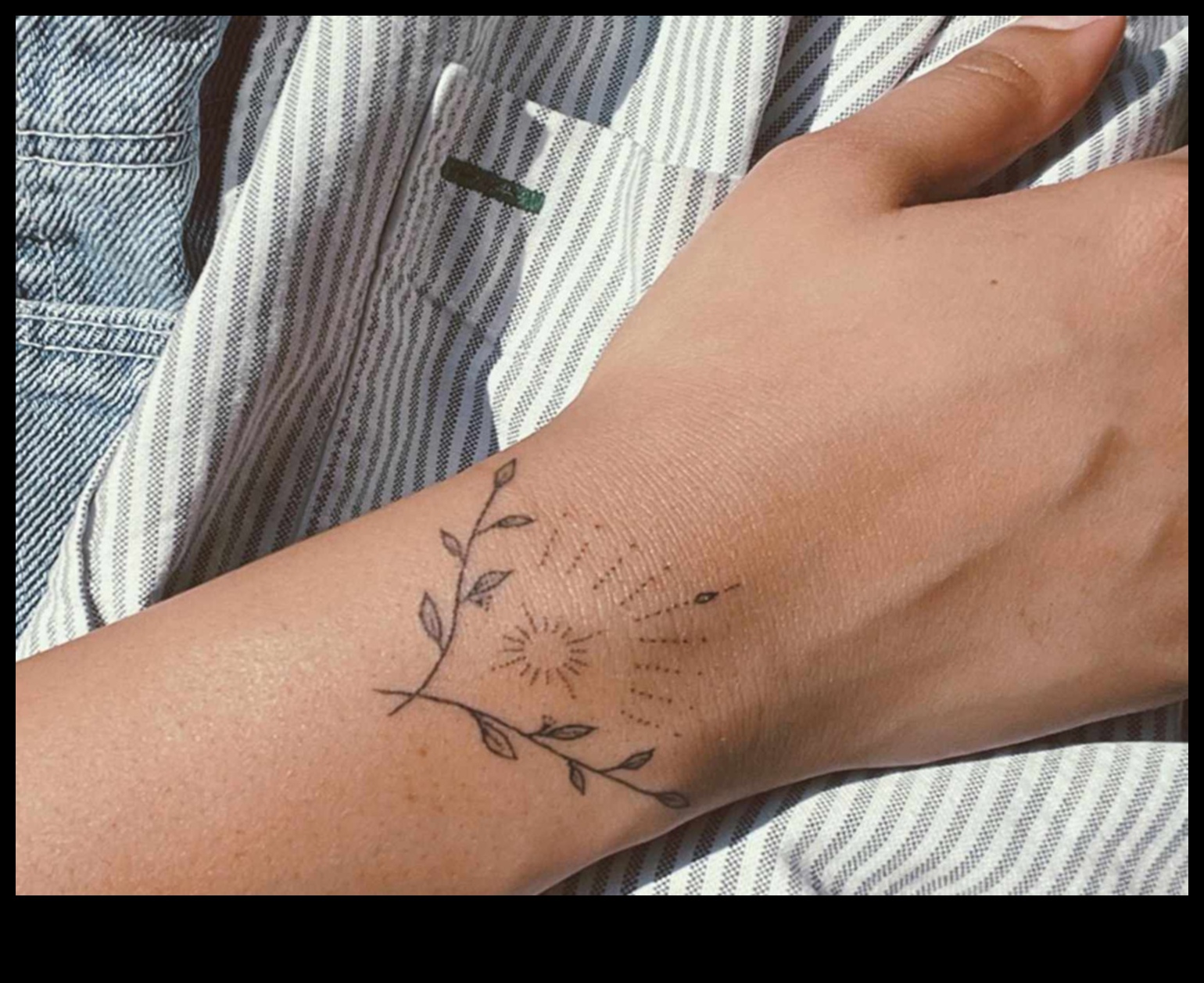 Tiny Tales: Narațiuni personale în tatuaje elegante la încheietura mâinii